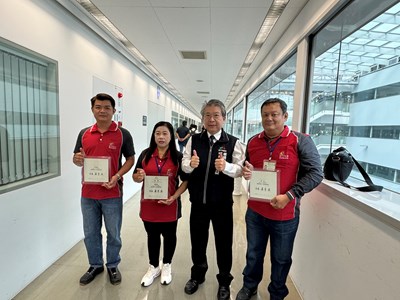 1環保局陳宏益局長與獲選廉潔楷模人員合影