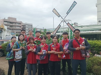 南屯區清潔隊-隊員手持diy泡泡棒與環保購物袋_0