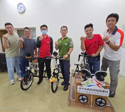 工作人員與運動發電自行車合照_0
