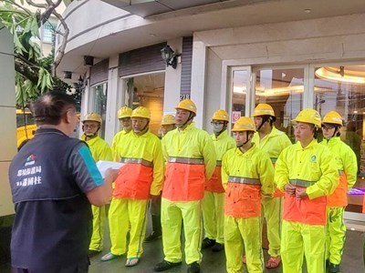 臺中市環保局救災隊伍7月9日清晨集結整裝-蕭國柱隊長現場勉勵同仁堅守崗位-平安救災