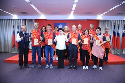 台中市長盧秀燕於今-14-日市政會議中-公開頒獎表揚11位績優清潔隊員代表