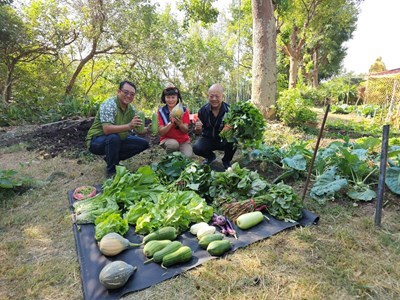 豐收回饋時刻-多樣蔬果採收-捐贈合影_0