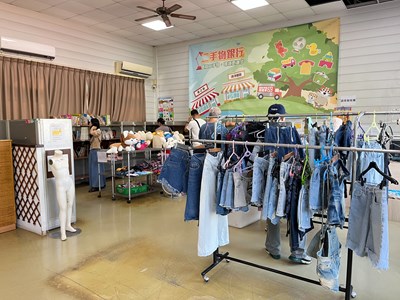 民眾選購二手物