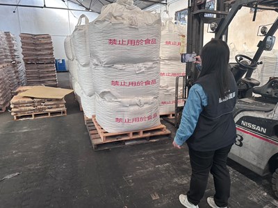 稽查人員查核包裝容器標示