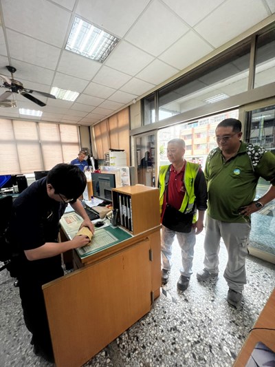清潔隊員將拾得財物送交處理並確認失主身分，展現拾金不昧精神