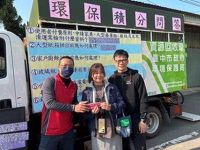 現場工作人員頒發宣導獎勵品贈予正確答題民眾照片-_0