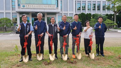 世界地球日鯉魚潭給水廠植樹合影