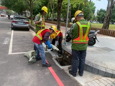 中市環保局清潔隊員加強排水熱點清疏3