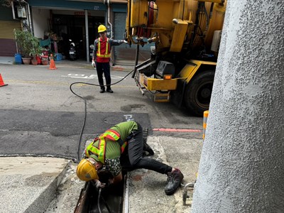 清潔隊執行清淤作業-2