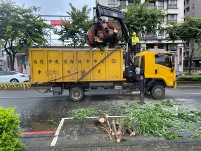 清潔隊運用抓斗車吊運大型樹幹